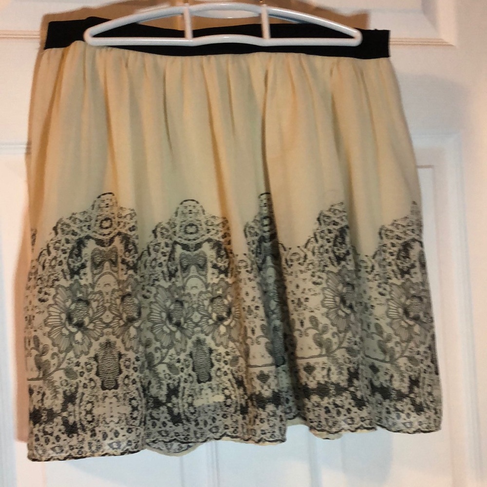 American Eagle cream and black skirt M